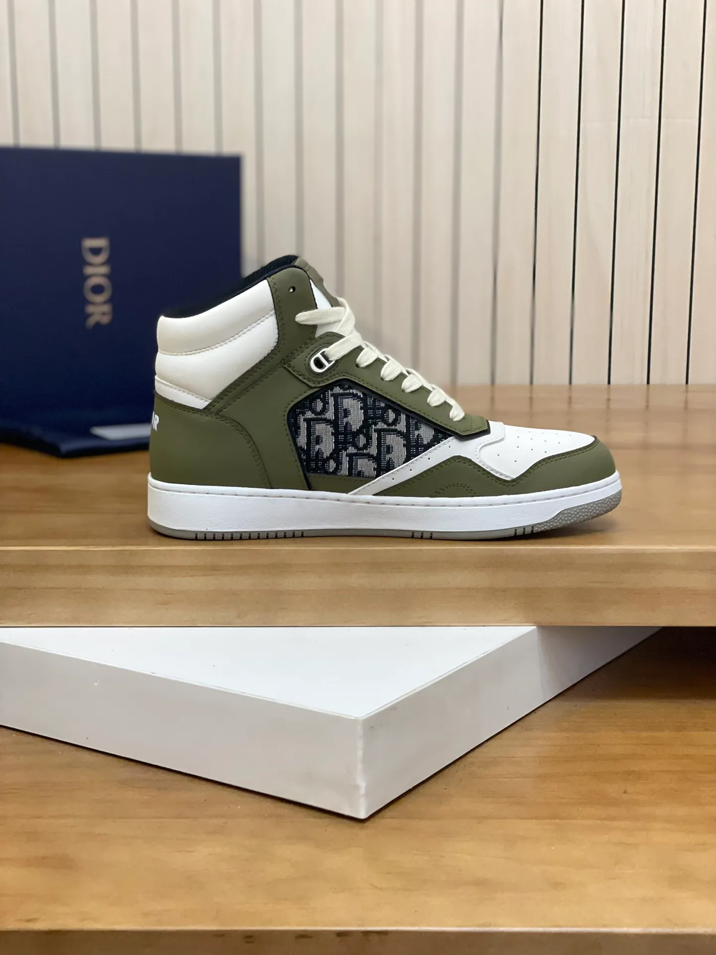 Men's shoes: 💰P460¥ Product trademark: Dior* "Dior*" high-top casual shoes Regular size: 38-44 (can be customized to 45.46) Product materials: Upper imported cowhide stitched with original fabric, breathable lining, original outsole. Number: 1006